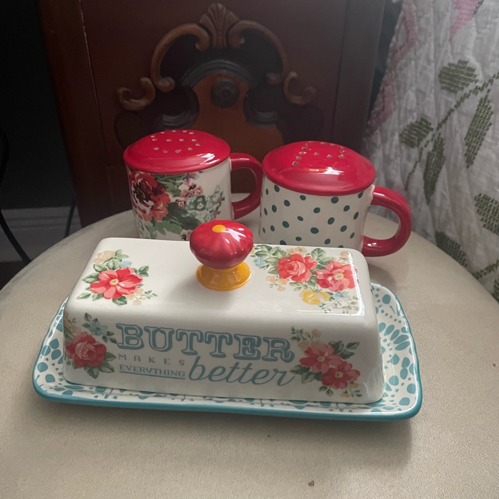 The Pioneer Woman Red/White Polka Dot Kitchen Set, butter dish and shakers - Picture 4 of 4